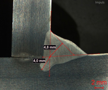 Pulse Vs = 45 cm/min, a=4.8 mm un forceArc puls® Vs = 60 cm/min, a=5.1 mm salīdzinājums metināšanas caurkausējumam