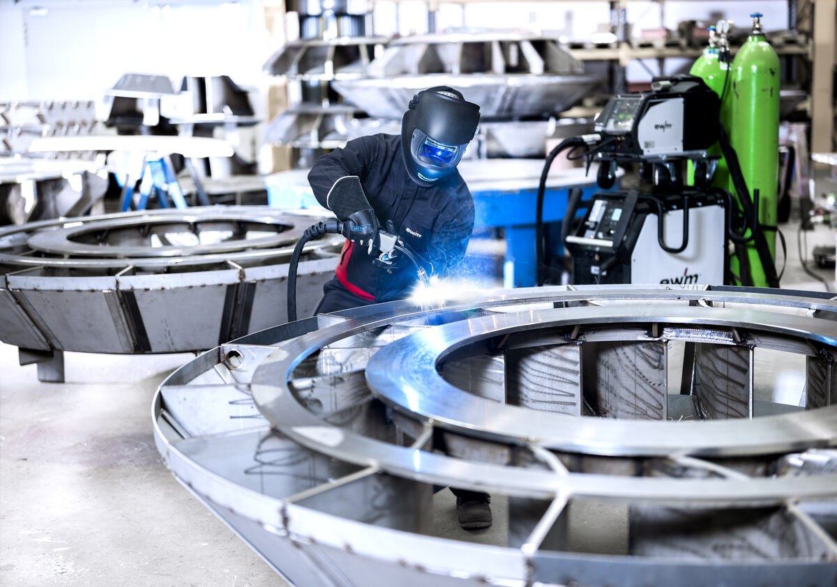 EWM GmbH also offers modern digital solutions such as ewm Xnet, a modular quality management software. This system allows you to manage welding processes in real time, monitor the accuracy and efficiency of welding data, and prevent potential production losses.